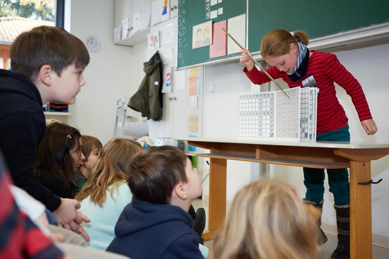 Schülerin erklärt der Klasse eine Matheaufgabe