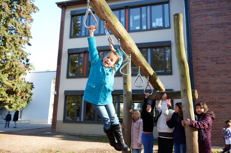 Schülerin an einem Klettergerüst