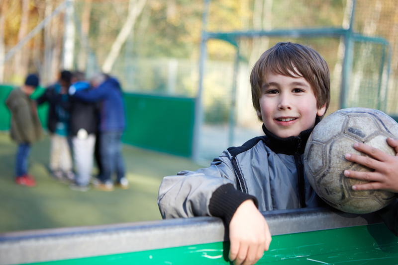 Junge mit Fußball