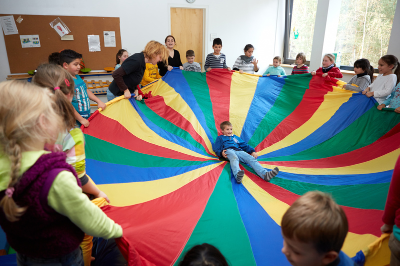 Schülerinnen und Schüler bei einem gemeinsamen Klassenspiel