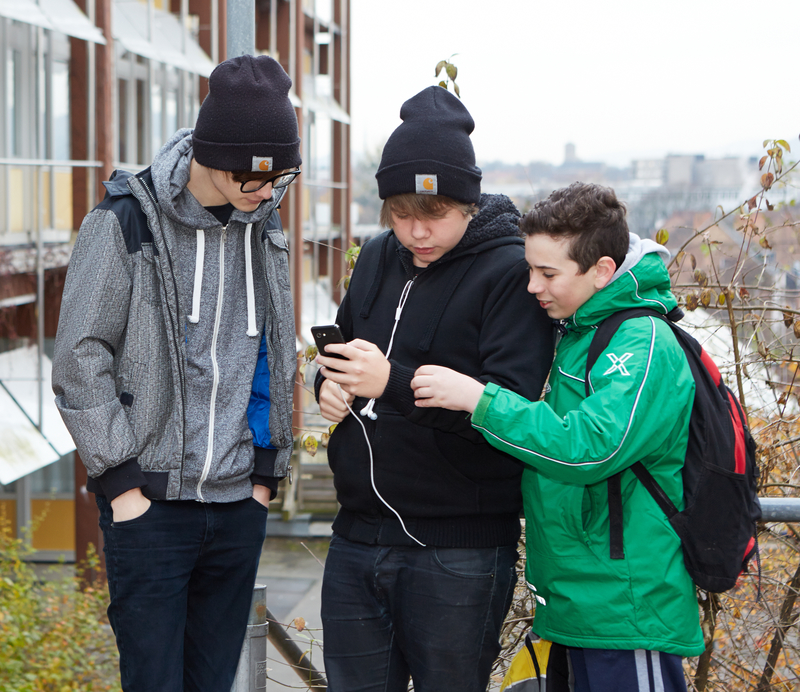 Schüler schauen auf ein Smartphone