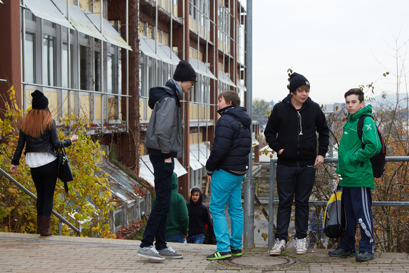 Schülergruppe auf dem Schulhof