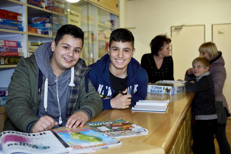 Schüler in der Bibliothek