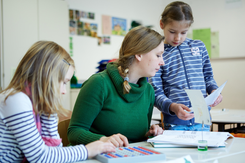 Lehrerin mit Schülerinnen