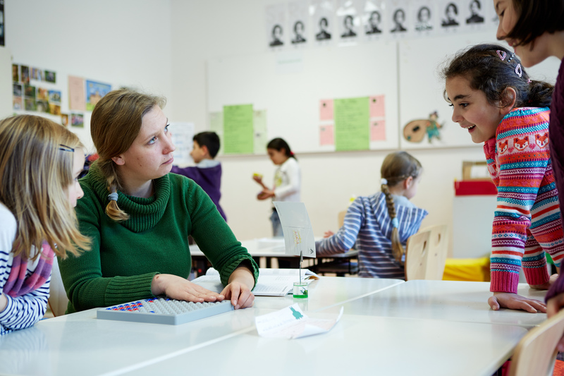 Schülerin fragt Lehrerin