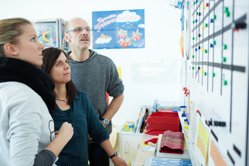 Lehrerinnen und Lehrer bei der Stundenplanung