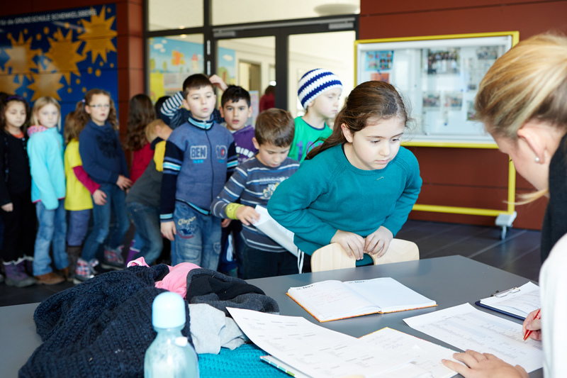 Schülerinnen und Schüler stehen Schlange