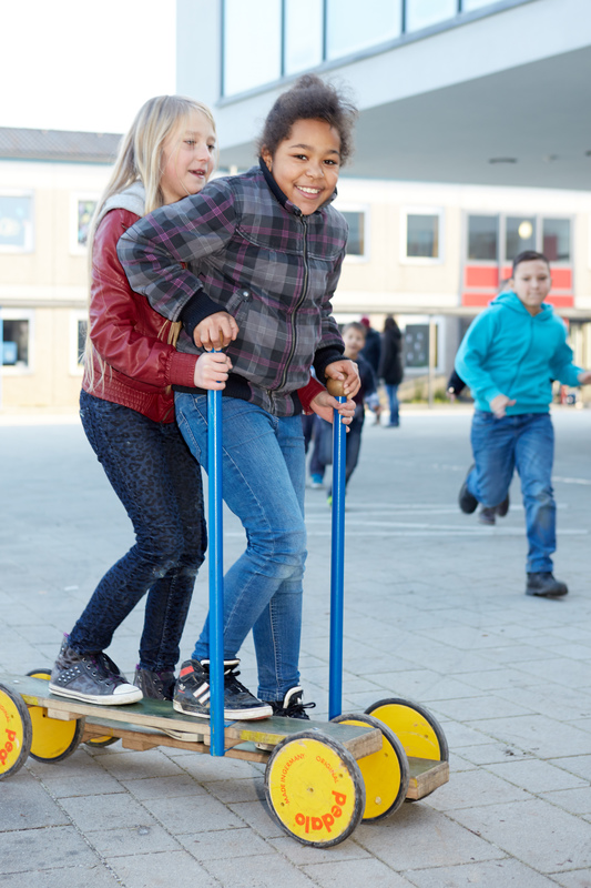Zwei Schülerinnen auf einem Tandem-Laufrad