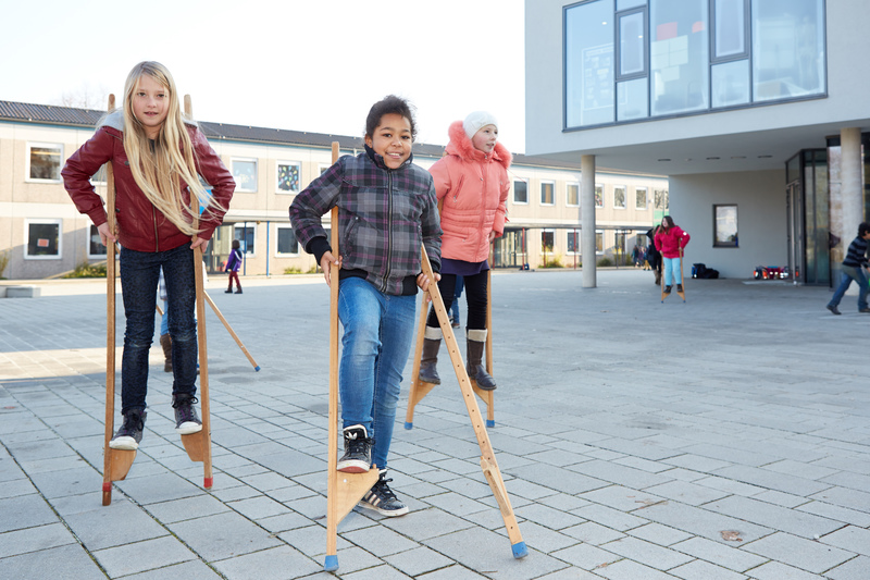 Schülerinnen auf Stelzen