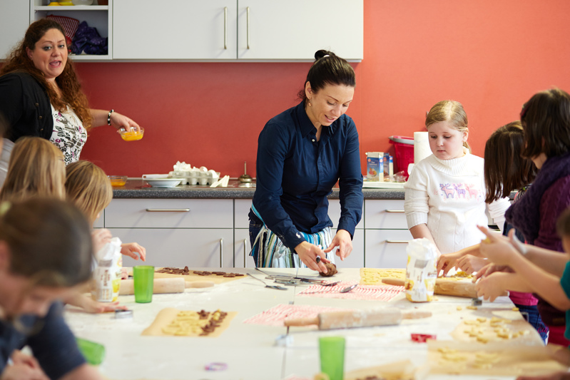 Mütter und Kinder backen in der Schule