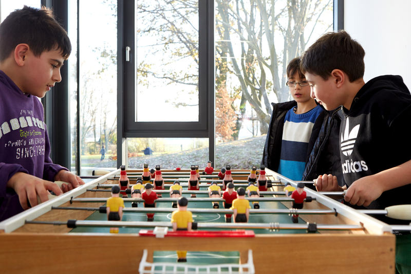 Schüler am Kicker