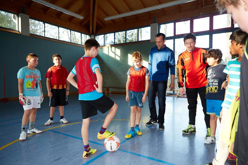Schüler beim Fußball in der Halle