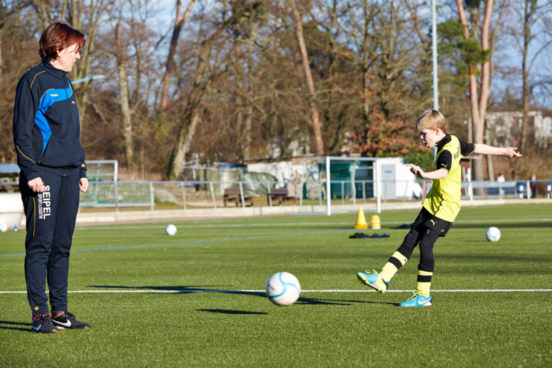 Trainerin mit Fußballspieler