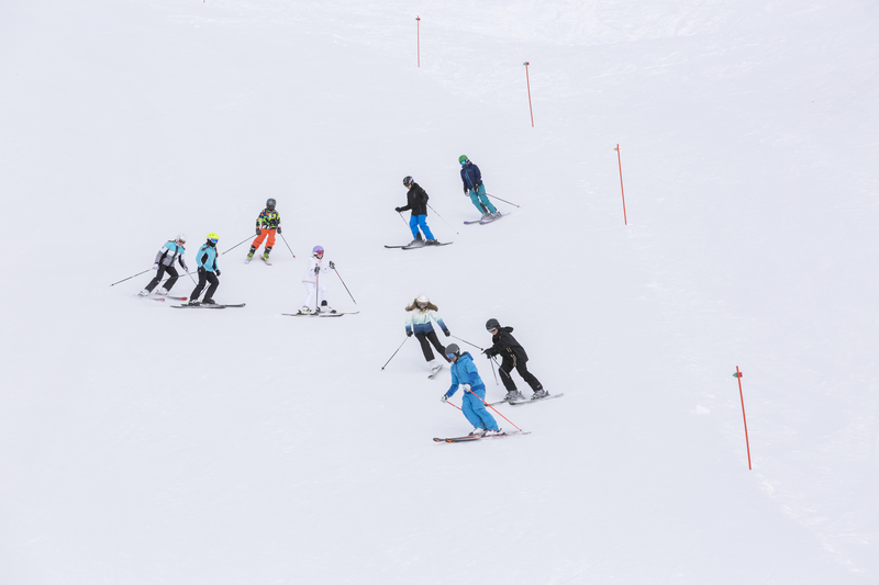 Schülerinnen und Schüler beim Skisport