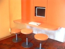 Modern gestalteter Computer-Arbeitsplatz