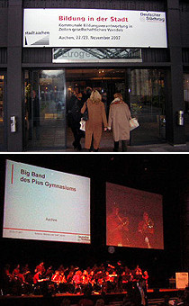 Oben: Eingangsbereich des Kongresses, unten: Bühne mit Big Band