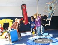 Kinder toben in einem Sportraum