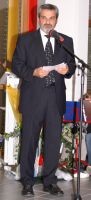 Schulleiter Otmar Winzer bei einer Rede am Mikrofon