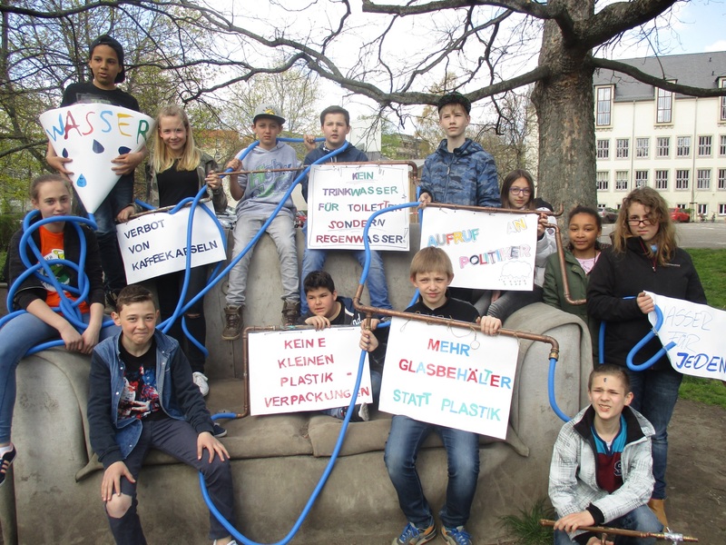 Schüler mit Schildern zum Thema Umweltschutz in der Annenschule Chemnitz