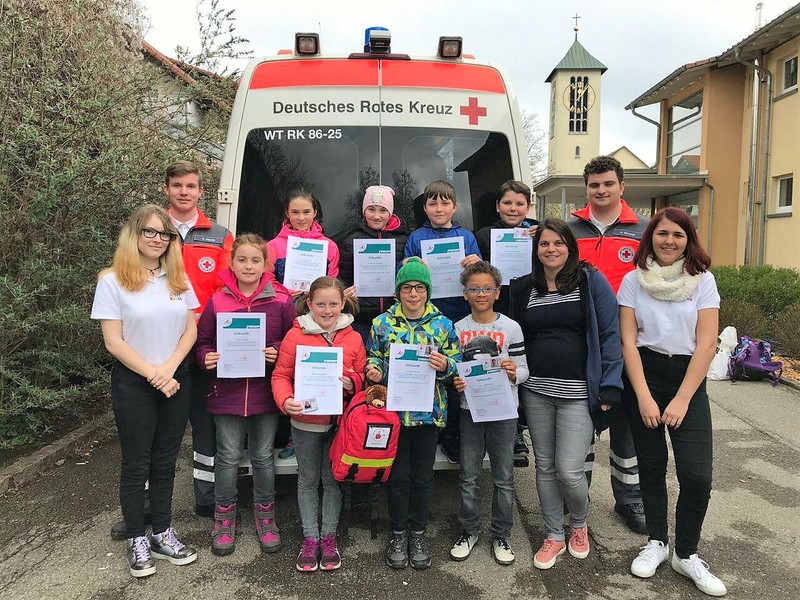Gruppenfoto vor einem Rettungswagen