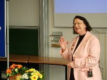 Eine Frau redet bei einem Vortrag.