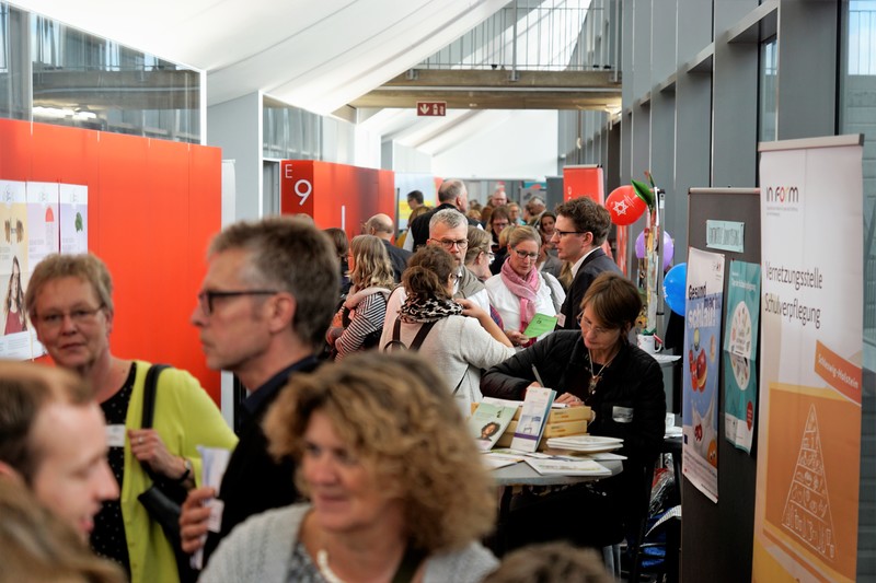 Besucher an den Ständen auf dem Ganztagsschulkongress