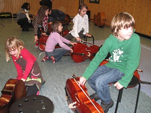 Schülerinnen und Schüler beim Streicherunterricht