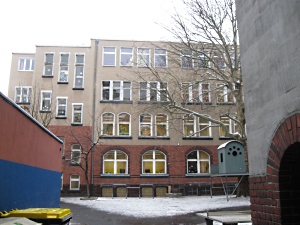 Blick auf ein älteres Schulgebäude