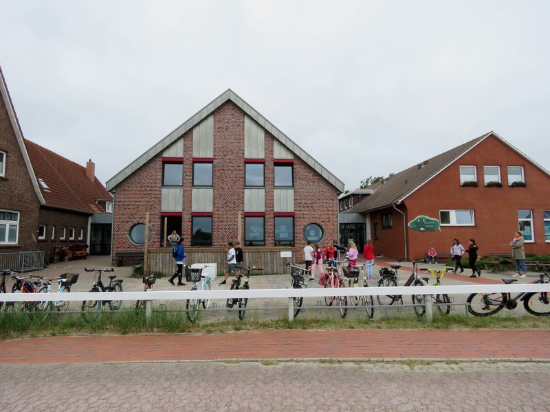 Frontalansicht der Inselschule Baltrum