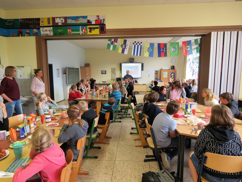 Kollegium und Schülerinnen und Schüler der Inselschule beim Mittagessen