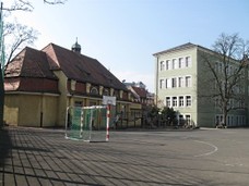 Blick auf den Schulhof einer Bamberger Schule