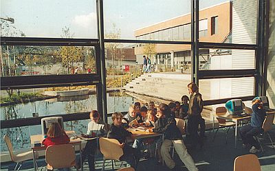 Blick aus der Bibliothek auf Teich und Sitzstufen