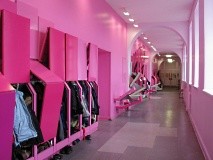 Ein modern gestalteter Schulflur in Pink