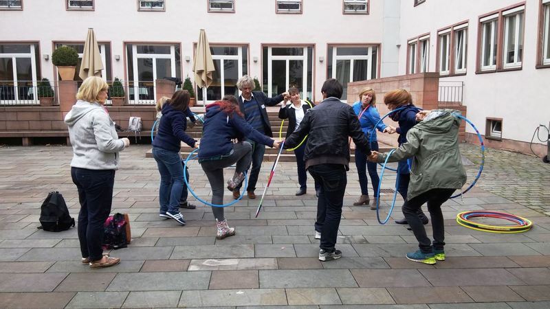 Teillnehmerinnen und Teinehmer bei Bewegungsspielen