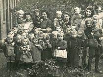 Gruppenfoto von Frauen mit Kindern von Anfang des letzten Jahrhunderts