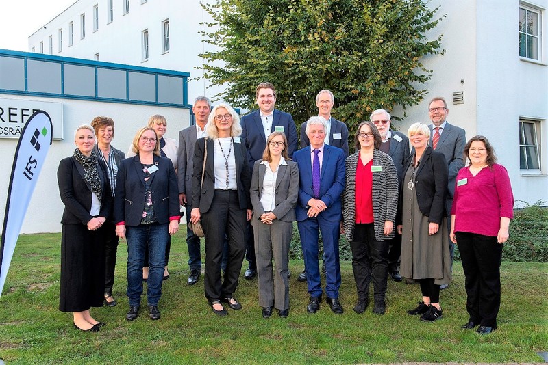 Gruppenfoto der Referentinnen und Referenten des Bildungsdialogs