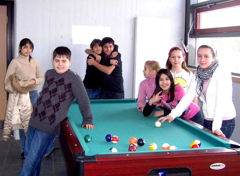 Schülerinnen und Schüler beim Billard
