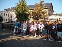 Schülerinnen und Schüler auf einem Schulhof