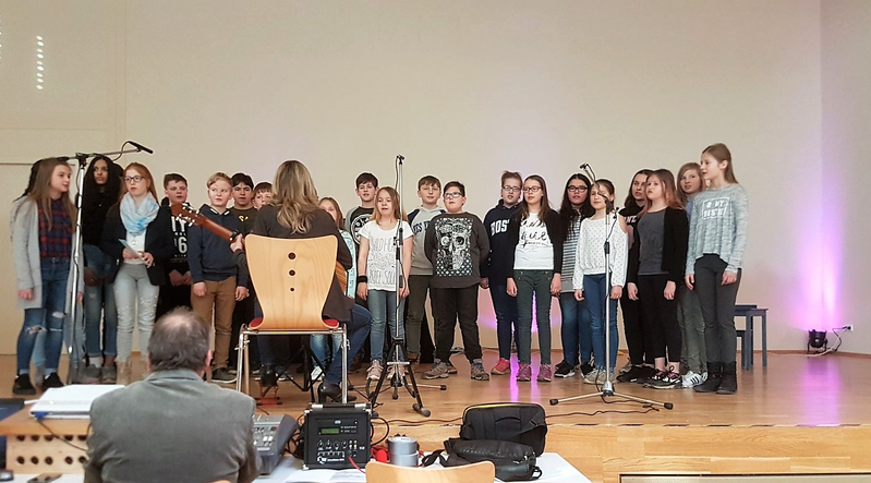 Schülerinnen und Schüler singen den Schulsong