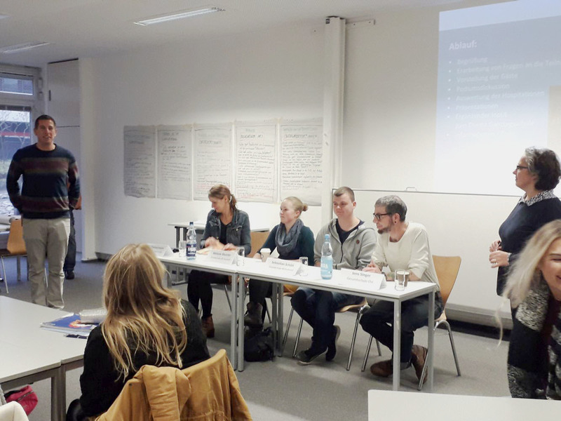 Moderatoren der Veranstaltung auf dem Podium