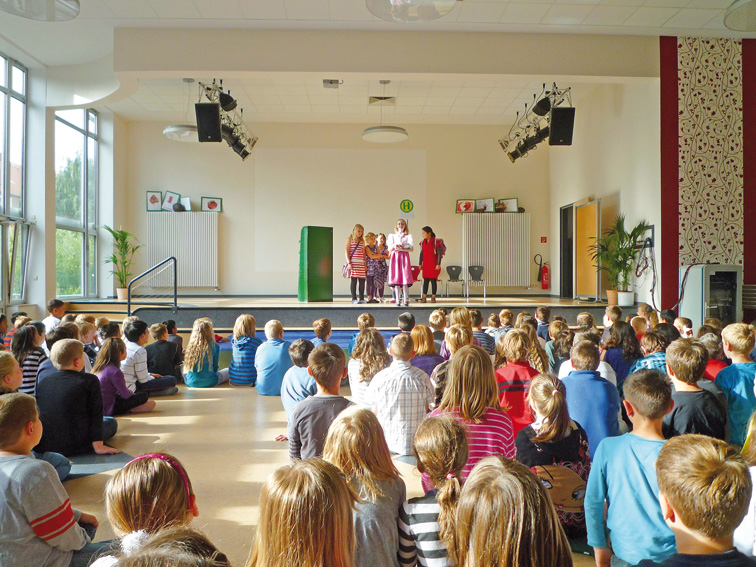 Schülerinnen und Schüler bei der Schulkonferenz
