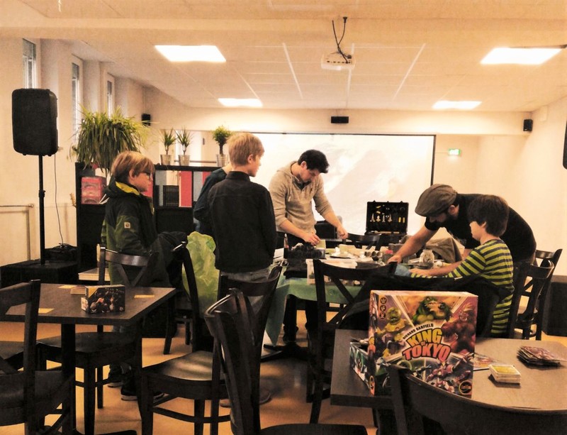 Schülerinnen und Schüler im Café
