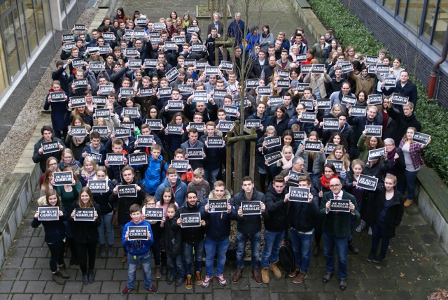 Gruppenfoto mit Schildern "Je suis Charlie"