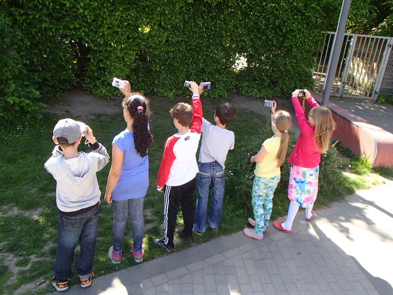 Schülerinnen und Schüler bei der Autofotografie