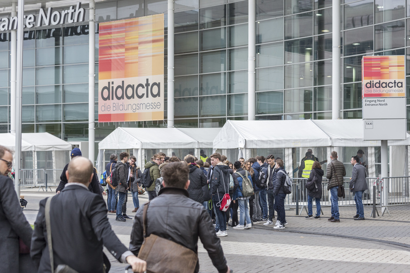 Besucherinnen und Besucher vor dem Eingang der didacta 2019