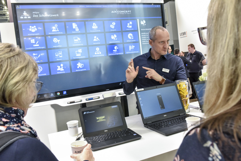Präsentation an einem Messestand