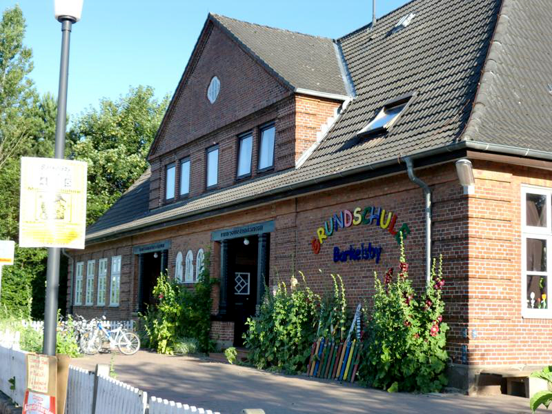 Außenansicht der Grundschule Barkelsby