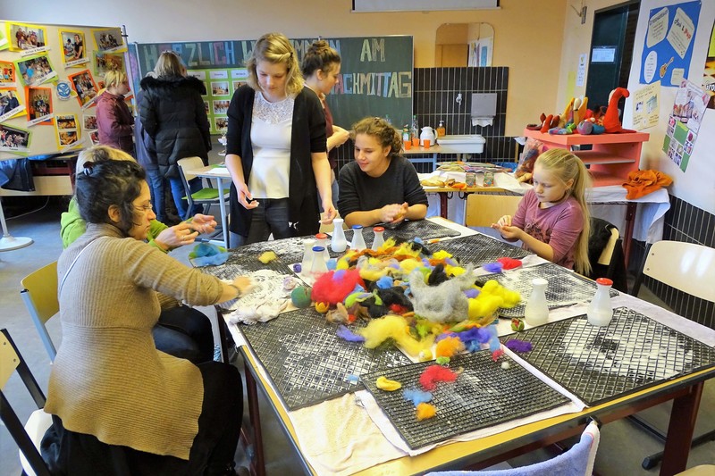 Schüler der Schule Boostedt beim Nachmittags-Angebot Kreatives Gestalten