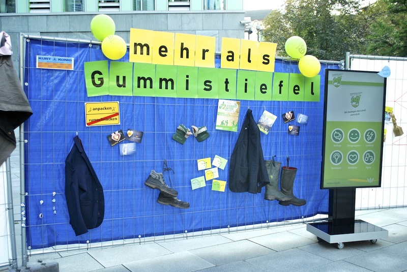 Tafel mit dem Motto "... mehr als Gummistiefel"