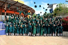 Eine Abschlussklasse in grünen Gewändern
